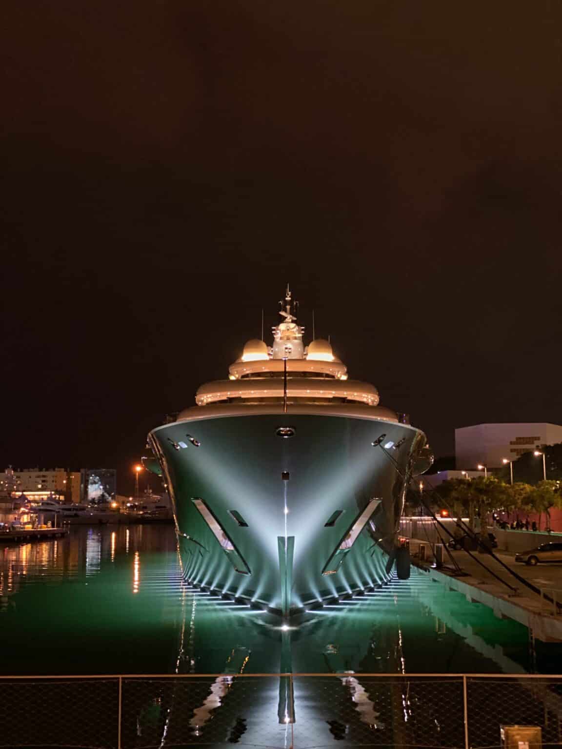 Superyacht illuminato in un porto turistico internazionale